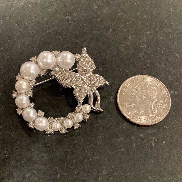 Vintage Style Circle Lapel Pin - Butterfly & Faux Pearl Brooch, Silver Tone Gift - Picture 8 of 9